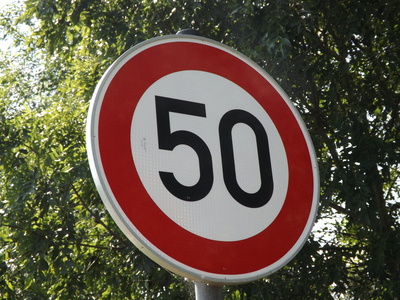 Schild 50 Km/h Höchstgeschwindigkeit