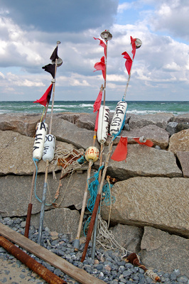 Markierungsfahnen im Hafen von Vitt bei Kap Arkona (Rügen)