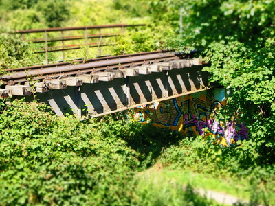 Alte Eisenbahnbrücke mit Grafity