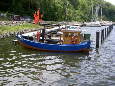 Kleine Hafenidylle mit Fischerboot