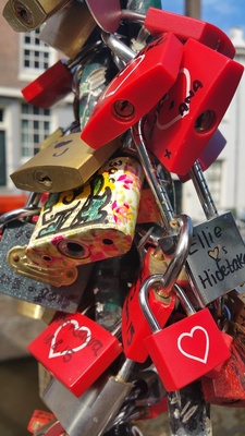 Liebesschlösser an einer Brücke in Amsterdam