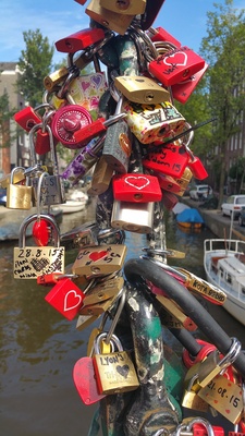 Liebesschlösser an einer Brücke in Amsterdam