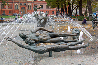 Rostock - Altstadt - Brunnen vor dem Hauptgebäude der Universität