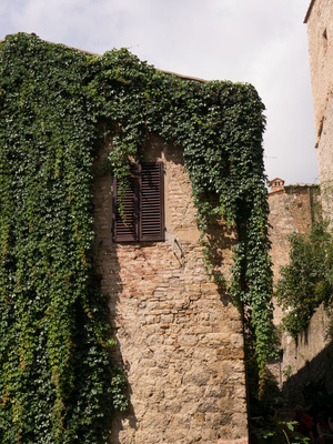 Hausfassade in San Gimignano (Toskana)