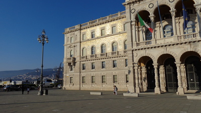 Triest - goldene Fassade im Abendlicht