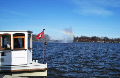 Alsterdampfer „St. Georg“ mit Binnenalsterfontäne Alsterdampfer „St. Georg“ mit Binnenalsterfontäne