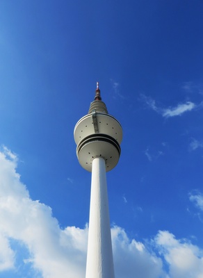 Hamburger Fernsehturm, Sicht von unten