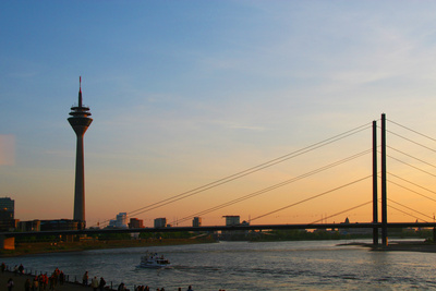 Rheinblick in Düsseldorf mit Sonnenuntergang