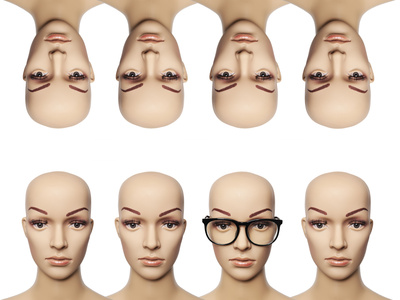 Acht Frauen und eine Brille