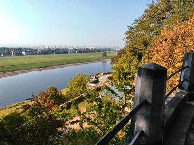 Blick von Schlossanlage auf Elbe und Dresden