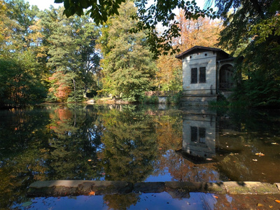 Kleines Haus am Teich beim Schloss Albrechtsberg
