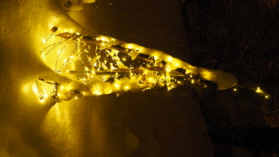 Lichterskulptur im Schnee