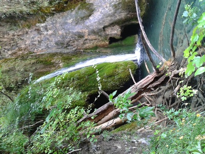 ein kleiner Wasserfall im plitvicernationalpark