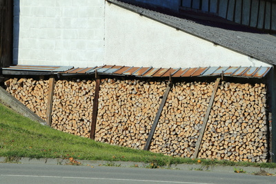 viel Holz vor der Hütte