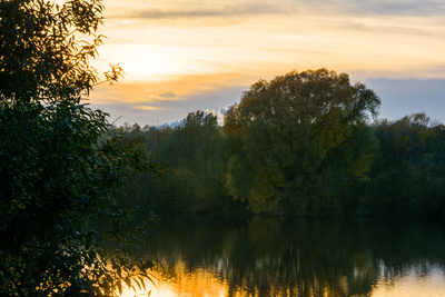 Bei Sonnenuntergang am Fluß