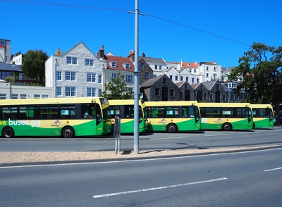Busstation auf Guernsey