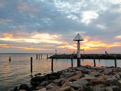 Insel Poel Hafenausfahrt bei Sonnenuntergang
