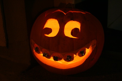 Halloweenkürbis mit Zahnspange