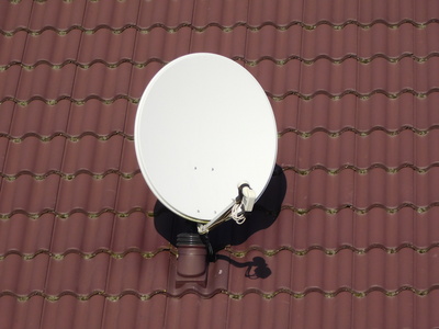 Satellitenschüssel auf dem Dach eines Einfamilienhauses
