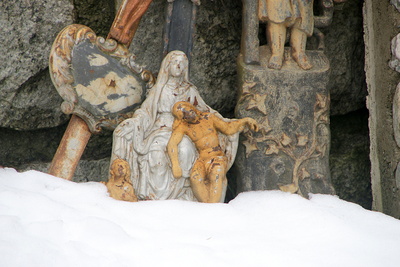 Pieta, alte Grabkreuze im Schnee