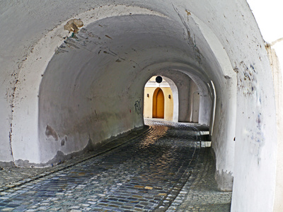 Straßentunnel - unter einer Kirche , . . . .