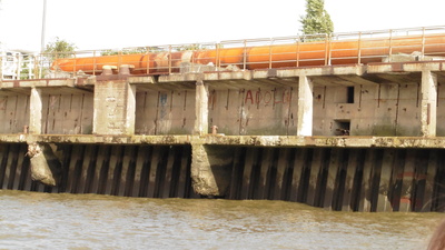 Verfallene Kaimauer im Hamburger Moldauhafen