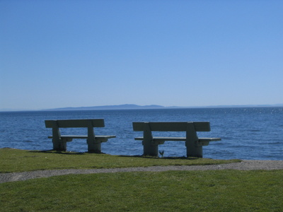 Sitzbänke mit Blick aufs Meer