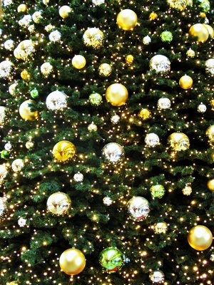 Weihnachtsbaum-Teilansicht..viele Kugeln und Lämpchen