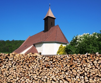 Kirche mit Holz