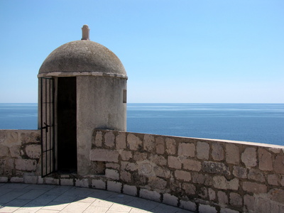 Blick von der Stadtmauer um Dubrovnik aufs Meer