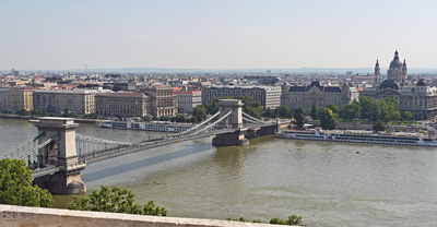 Budapest - Die Kettenbrücke . . . .