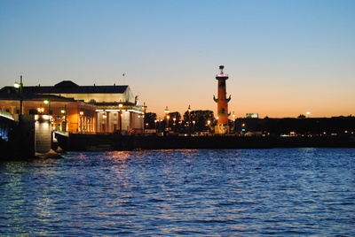 Abend an der Newa in St. Petersburg