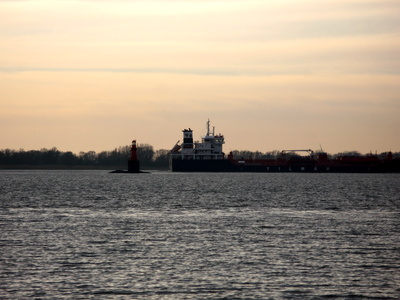 Frachter auf der Elbe