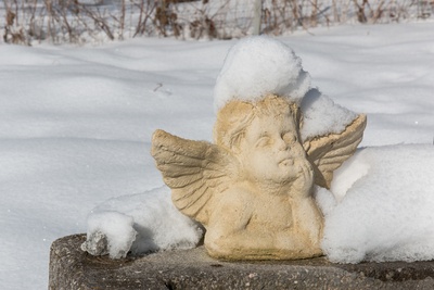 Engel mit Schneehäubchen