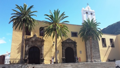 Kirche mit Palmen