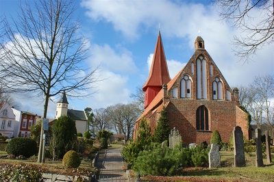 Kirche und Friedhof Altefähr