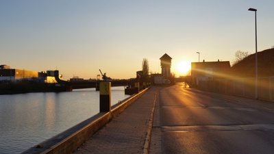 Hafenbild mit Sonnenuntergang in Oldenburg am Stau