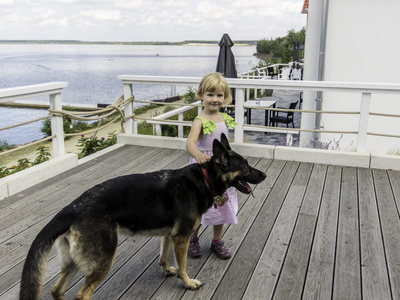 Kleines Mädchen mit großem Hund