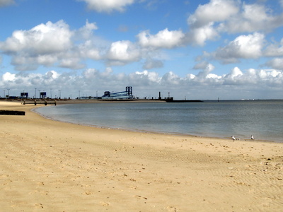 Am Strand mit Blick auf den Fährhafen