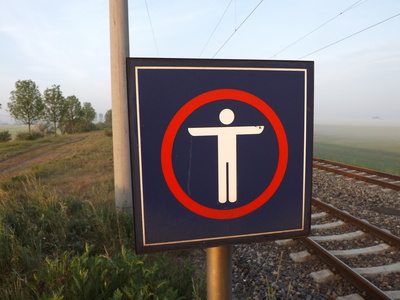 Ein Schild am Bahnsteig