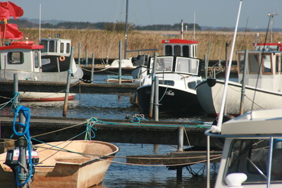 Kleiner, idyllischer Hafen mit Booten