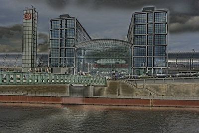 Berlin Hauptbahnhof als verfremdete HDR-Fotografie
