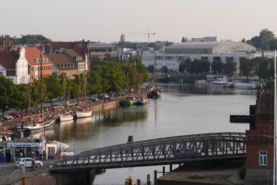 Blick auf Lübecker Museumshafen und Musik- und Kongresshalle (MUK)