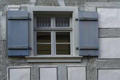 Fenster mit Sprossen und Fachwerkfassade
