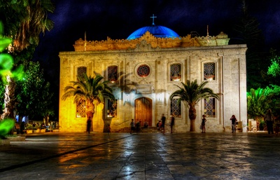 St.-Titus-Kirche bei Nacht