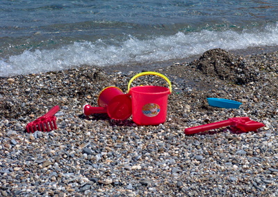 Kinderspielzeug am Strand