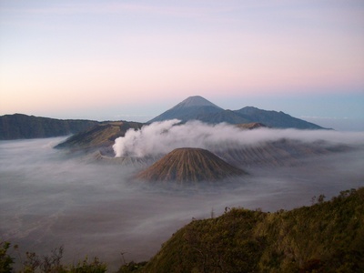 Aktiver Vulkan auf Java bei Sonnenaufgang