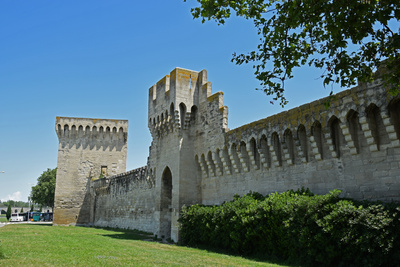 Avignon: Kraftvolle Aussenansicht