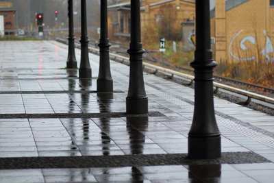 Bahnsteig im Regen
