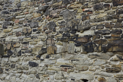 Mauer aus Naturstein